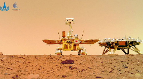 2021 年 6 月 11 日，中国祝融火星探测器发布的相机拍摄的图像显示了火星车（L）和火星表面的着陆平台。/CFP