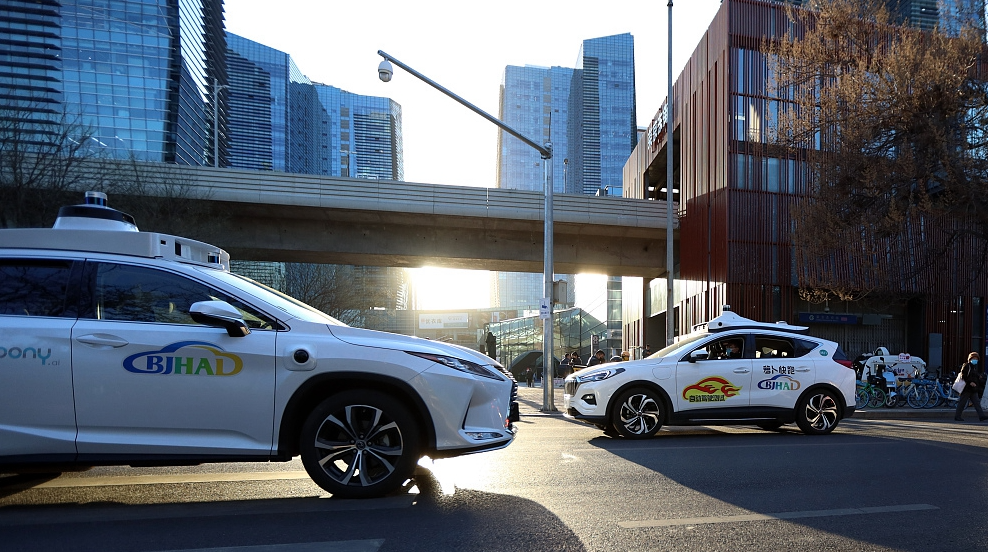 中国10多个城市允许自动驾驶汽车商业试验